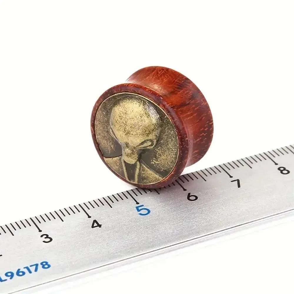 ヴィンテージ木製エイリアンヘッドボディピアスプラグ2個、ユニ - Body Jewelry Materials のレビューと価格