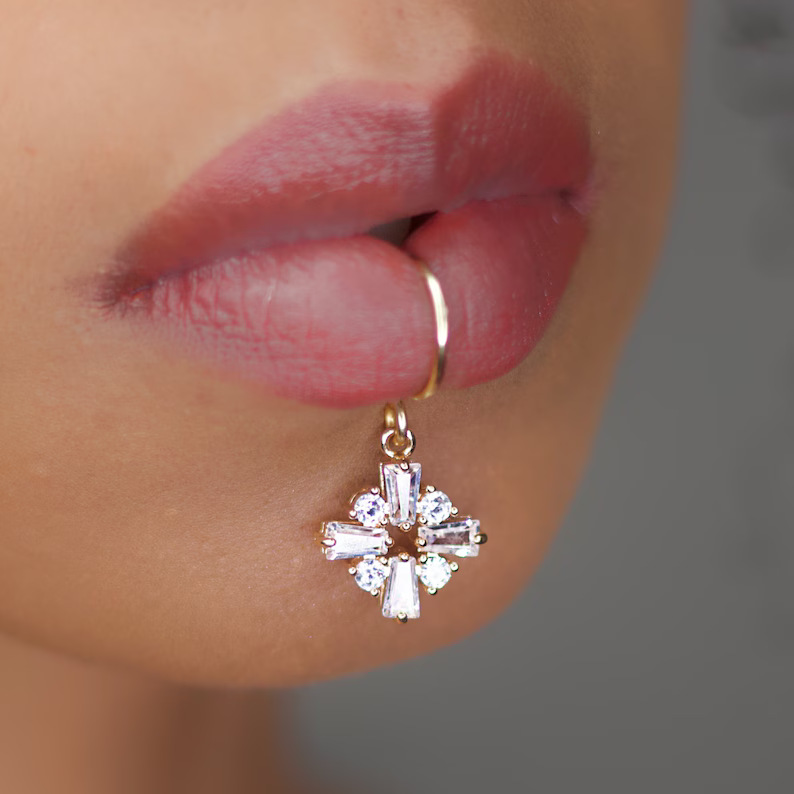 高級ゴールドカラーの花の形の女性ドロップイヤリング象嵌光沢の - Body Jewelry Quality のレビューと価格
