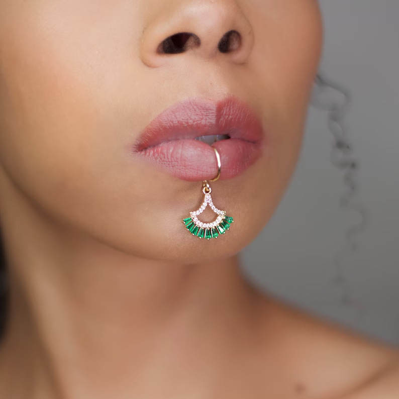 高級ゴールドカラーの花の形の女性ドロップイヤリング象嵌光沢の - Body Jewelry Quality のレビューと価格
