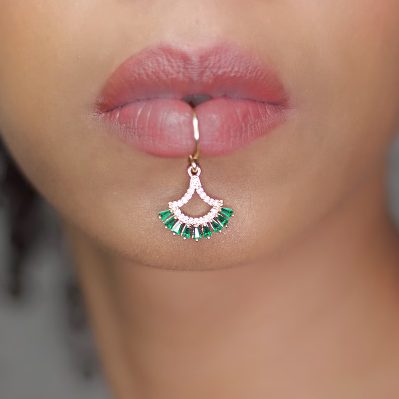 高級ゴールドカラーの花の形の女性ドロップイヤリング象嵌光沢の - Body Jewelry Quality のレビューと価格