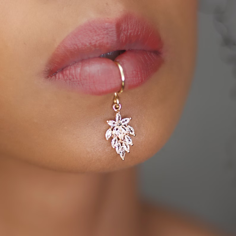 高級ゴールドカラーの花の形の女性ドロップイヤリング象嵌光沢の - Body Jewelry Quality のレビューと価格